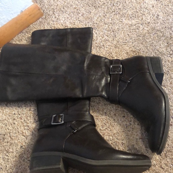 LIKE NEW boots - Picture 2 of 3